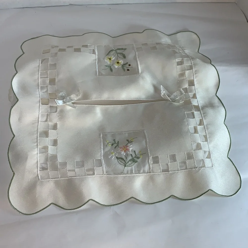 Vintage Cottage Tissue Box Embroidered Cover